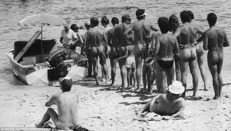 Очередь на пляже Сиднея. 70-е - также время развития австралийской пляжной культуры.