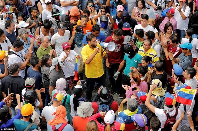 Заявление Мадуро уже вызвало хаос в Венесуэле. На фото - демонстрация против режима Мадуро в Каракасе.