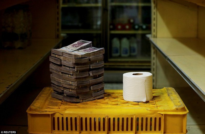 Рулон туалетной бумаги, например, стоит 2,6 млн боливаров (что составляет примерно $0,40)
