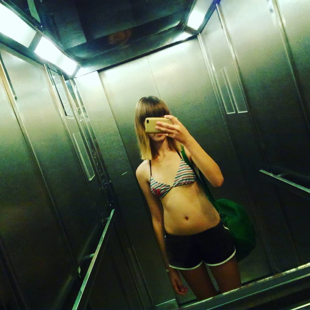 Красивая девушка в лифте