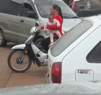 Езда на мотоцикле с ребёнком на руках — плохая идея