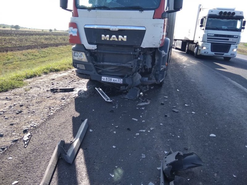 На месте первого ДТП практически сразу случилось второе - засмотревшийся на улетевших в кювет внедорожников водитель фуры MAN торговой сети «Магнит» врезался во впереди идущий грузовик Scania.