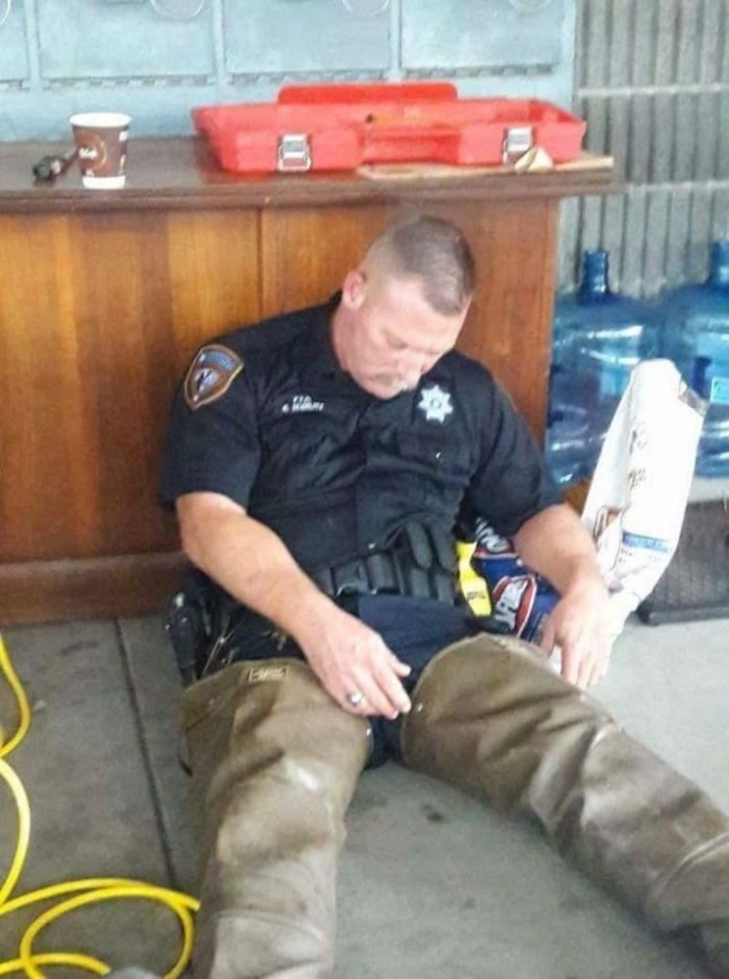 13. Полицейский упал от усталости, помогая жертвам урагана Харви