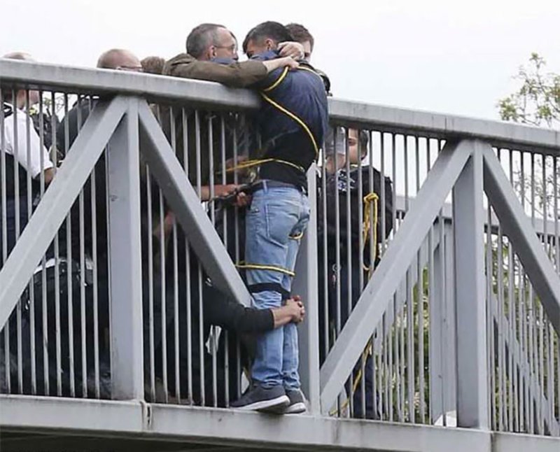 17. Мужчина хотел прыгнуть с моста, а это момент, когда чужие люди держатся за его жизнь