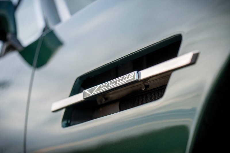 Aston Martin V8 Vantage X-Pack - маслкар по английскому рецепту