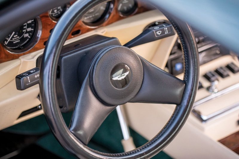 Aston Martin V8 Vantage X-Pack - маслкар по английскому рецепту
