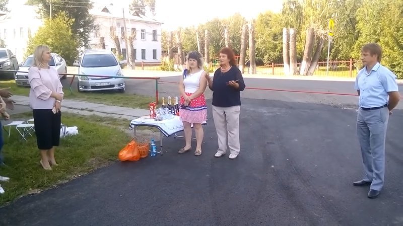 3. В городе Канске Красноярского края местные чиновники устроили настоящий праздник. С красной ленточкой, цветами и шампанским они открыли заасфальтированную парковку возле дома.