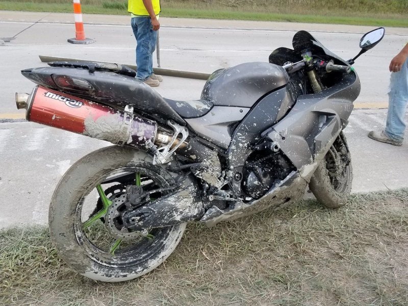Мотоциклист влетел в жидкий цемент и сбежал