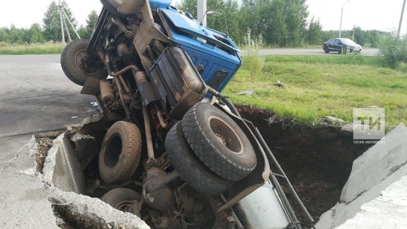 В Татарстане ассенизаторская автоцистерна провалилась под землю