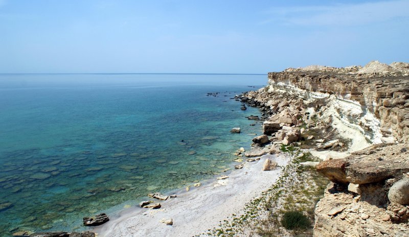 Скалистый берег напоминает Тарханкут / Крым