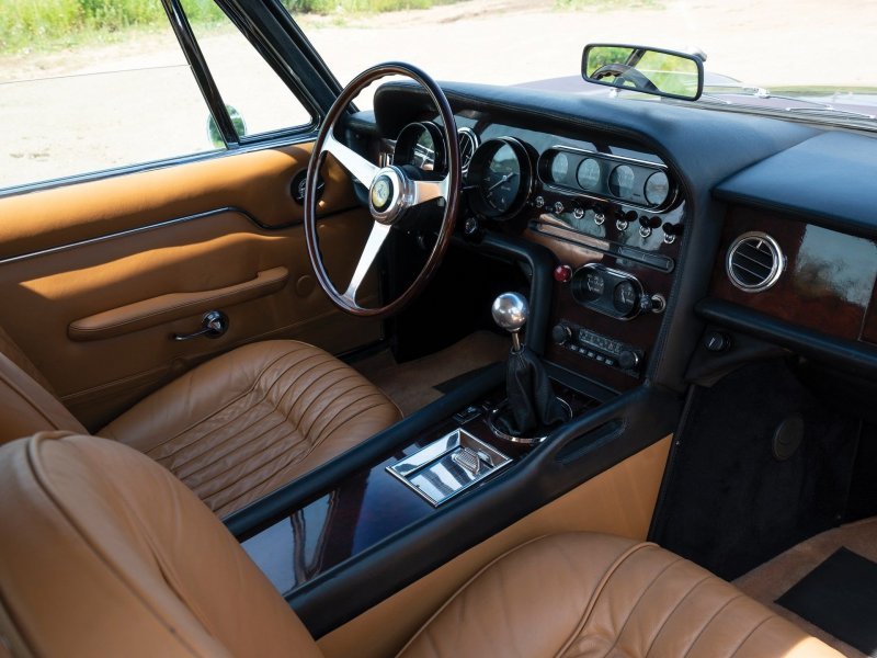 За основу взята модель 330 GT, кузов которой основательно перекроили, оставив только оригинальное лобовое стекло и двери.