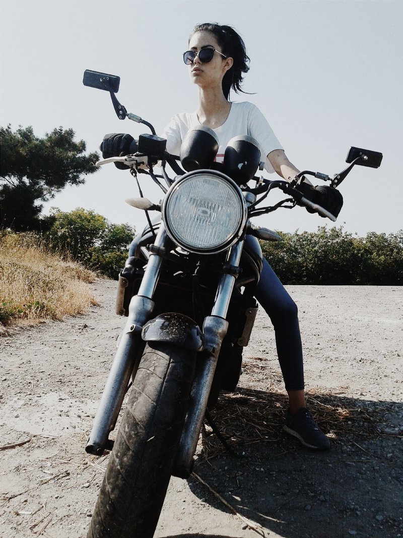 Готическая девушка возле мотоцикла