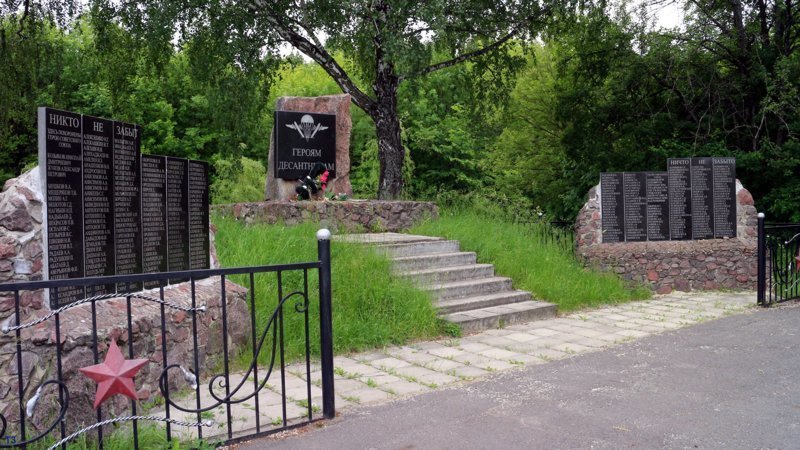 Памятник десантникам, погибшим около станции Поныри.