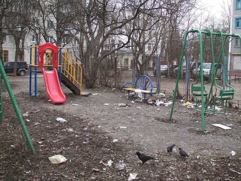 Площадка строгого режима: территорию детского сада в Омске обнесли колючей проволокой
