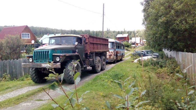 Когда колёса установили, на помощь ЛАЗу пришёл грузовой Урал, который вытянул автобус с участка и отбуксировал до трала