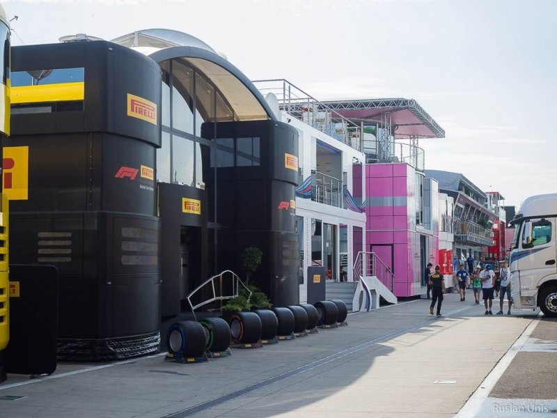 Кстати, про колеса. Компания Pirelli - шинный спонсор гонок Формула 1. Пирелли предоставляет одни и те же шины для всех болидов F1.
