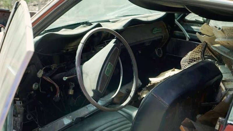 Этот серьезно доработанный Ford Mustang 1968 года обнаружили во дворе частного дома в техасской глубинке. Автомобиль простоял под открытым небом минимум 20 лет, а потому пребывает в не самом лучшем состоянии.