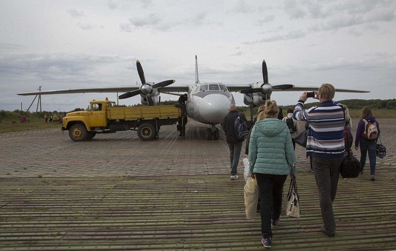 На острове есть аэропорт, построенный еще до ВОВ, из которого пару раз в неделю выполняются рейсы в Архангельск 