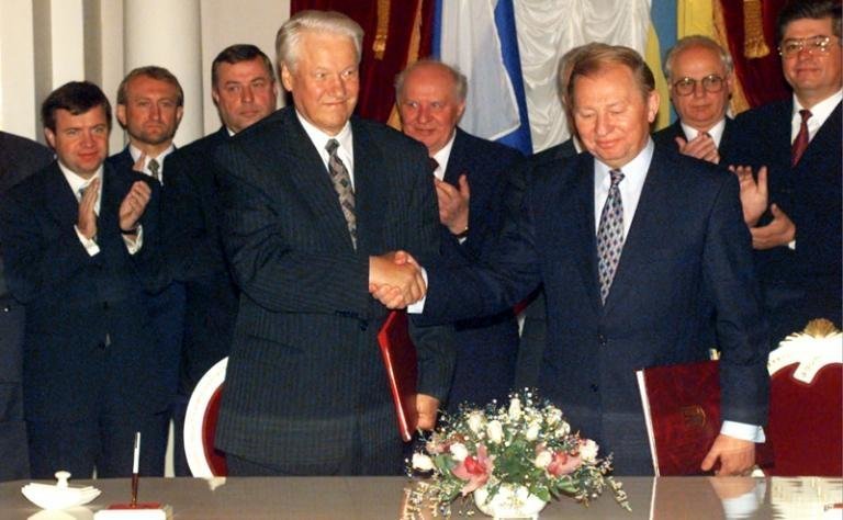 Подписано соглашение о сотрудничестве россии. Ельцин и Кучма 1997.