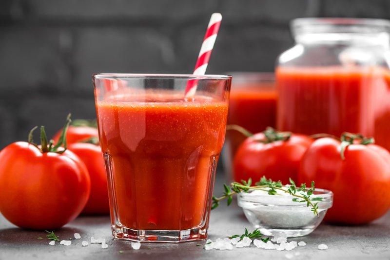 Ученые объяснили, почему томатный сок в самолете вкуснее