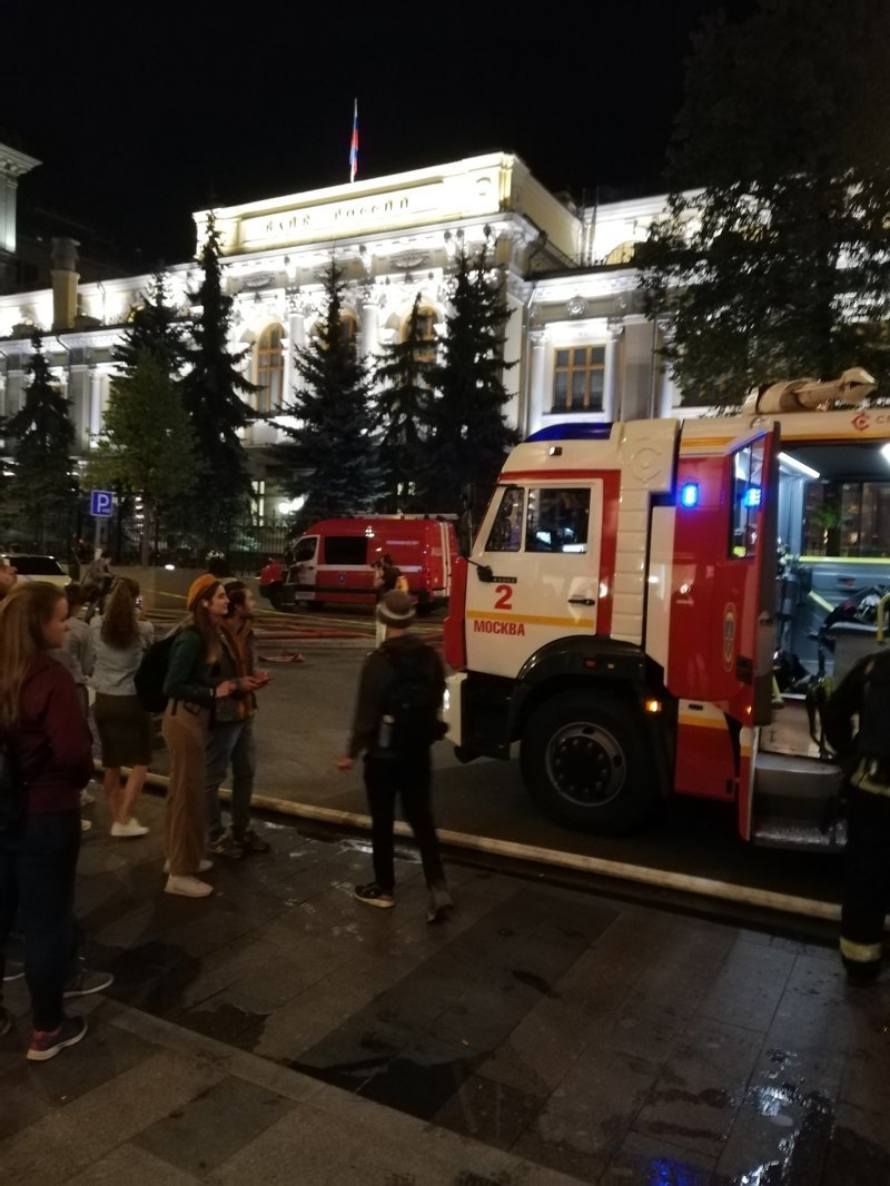 Пожар произошел накануне вечером, в помещении на предпоследнем, пятом этаже одного из корпусов Центрального банка на Неглинной улице в Москве . Площадь возгорания составила около 30 квадратных метров, в одном из офисов загорелась техника и мебель.