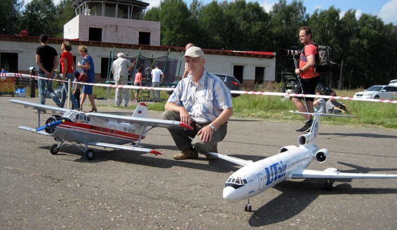 Киселев Дмитрий - автор большого количества моделей-копий  со своими копиями Ан-2 и Ту-154.