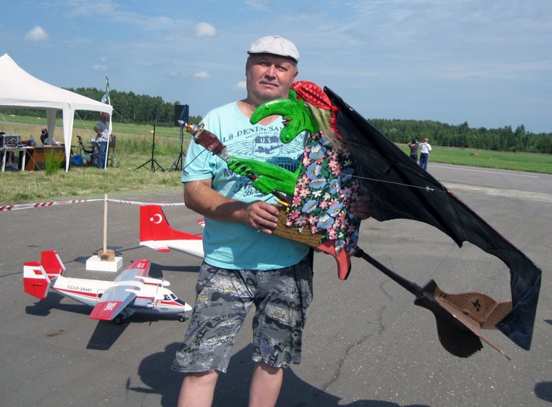 Виктор Морозов со свой шуточной летающей моделью-копией Бабы Яги.