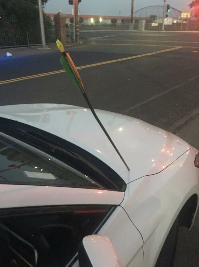 Женщина остановилась на светофоре, когда в капот её машины прилетела стрела