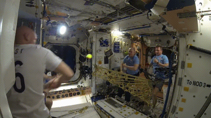 Большой теннис в невесомости