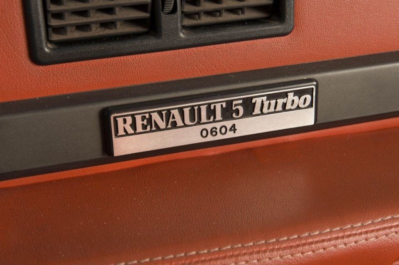 Спортивный хэтчбек Renault 5 Turbo 1983 года