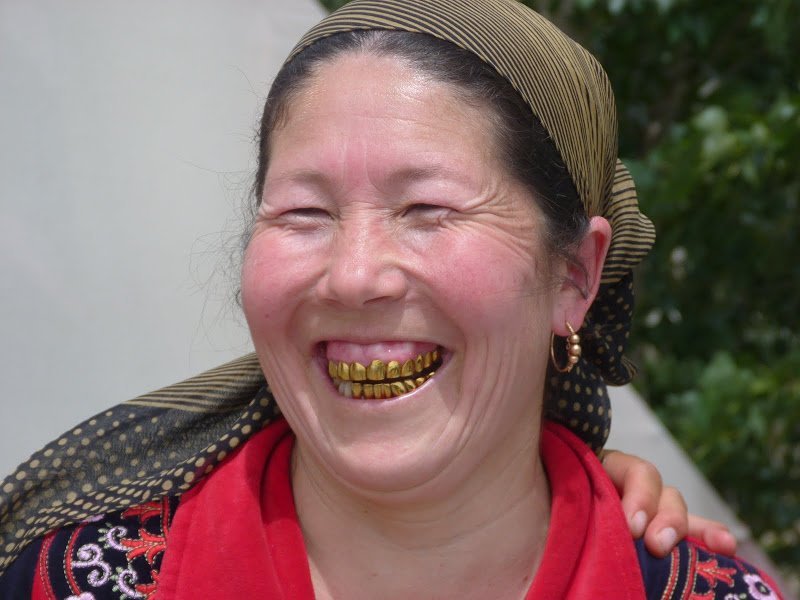XAПортрет крупным планом Девушка с золотыми зубами на сером фоне | Премиум Фото