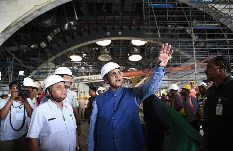 Главный министр штата Гуджарат Виджай Рупани (в центре) и его заместитель Нитинбхай Патель (слева) на строительной площадке, август 2018 года  