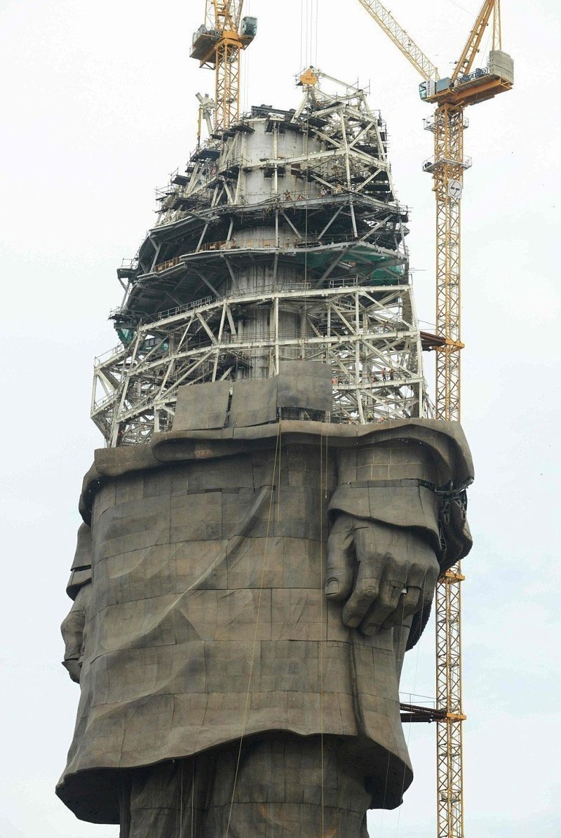 Монумент, который в скором времени станет самым высоким в мире, посвящен индийскому государственному деятелю Валлабхаи Пателю 