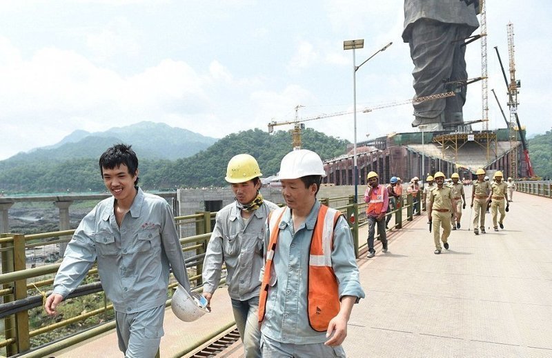 В строительстве задействовано немало рабочих из Китая 