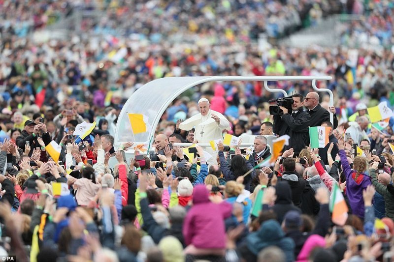 В ходе визита папа передвигался на "папамобиле", из которого приветствовал ирландцев