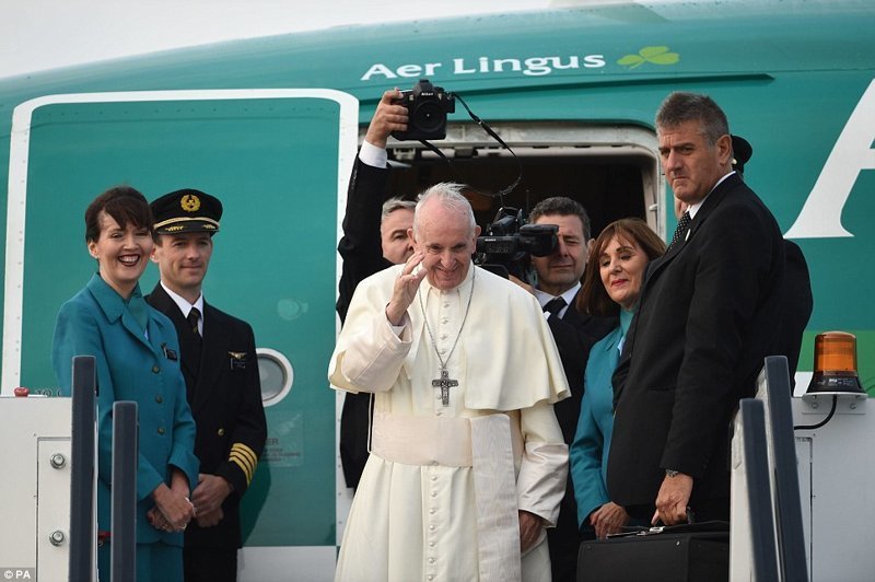По окончании двухдневного визита папа Франциск отправился обратно в Ватикан