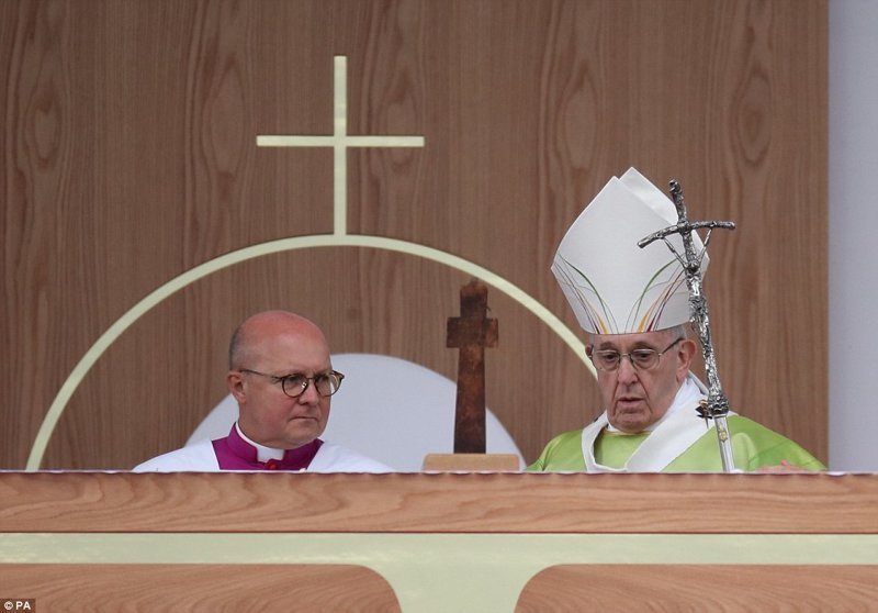 Папа римский извинился перед жертвами сексуального насилия во время визита в Ирландию