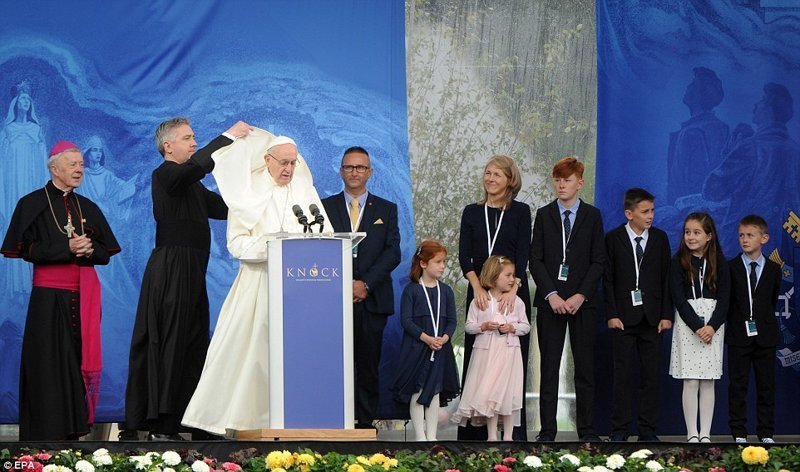 Папа римский извинился перед жертвами сексуального насилия во время визита в Ирландию