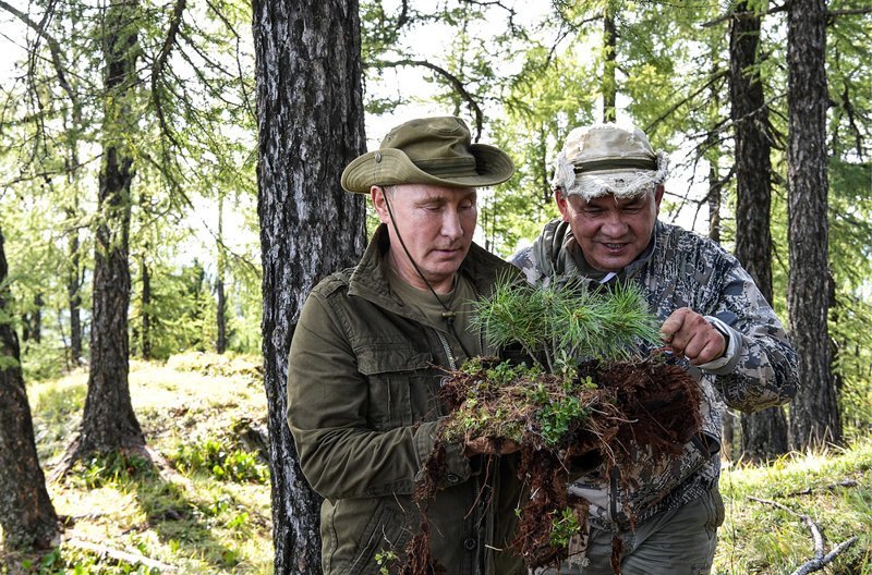 Президент РФ Владимир Путин и министр обороны РФ Сергей Шойгу 