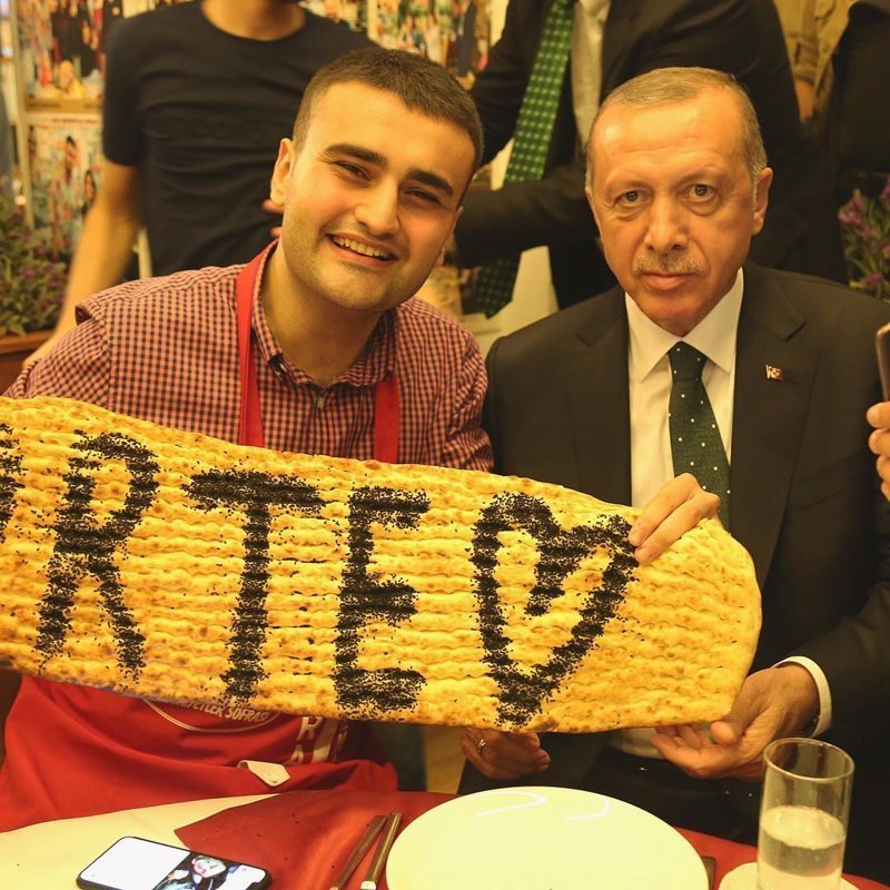 Он очень популярен в Турции, к нему на обед приезжает Президент