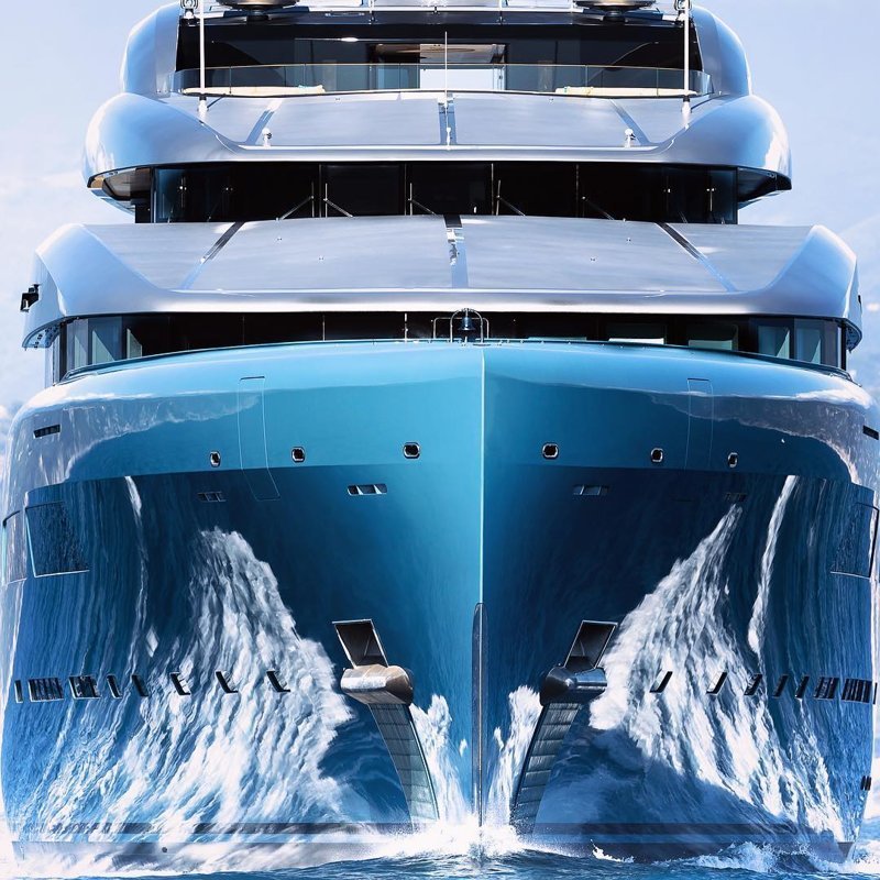Богачи пожаловались на 98-метровую яхту миллиардера