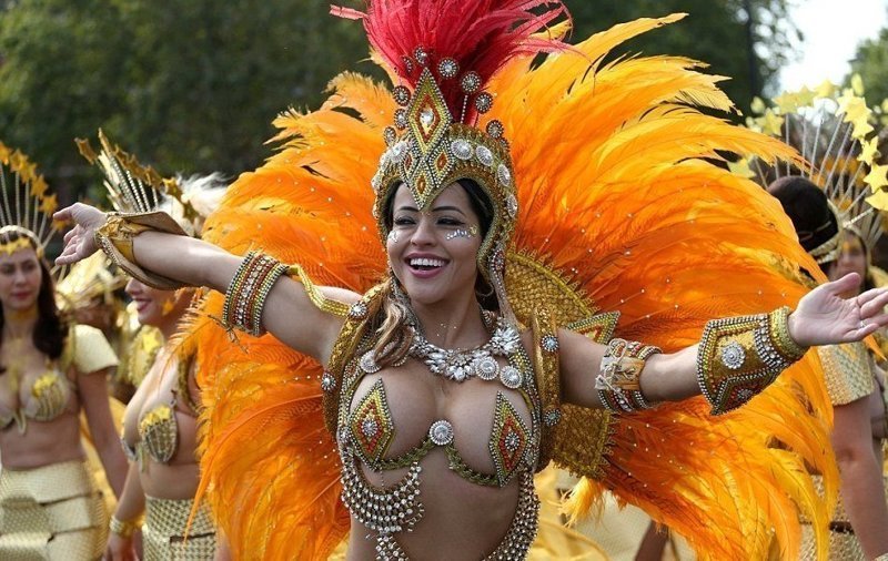 В программу карнавала входят костюмированные карибские танцы: регги, меренге, калипсо, румба