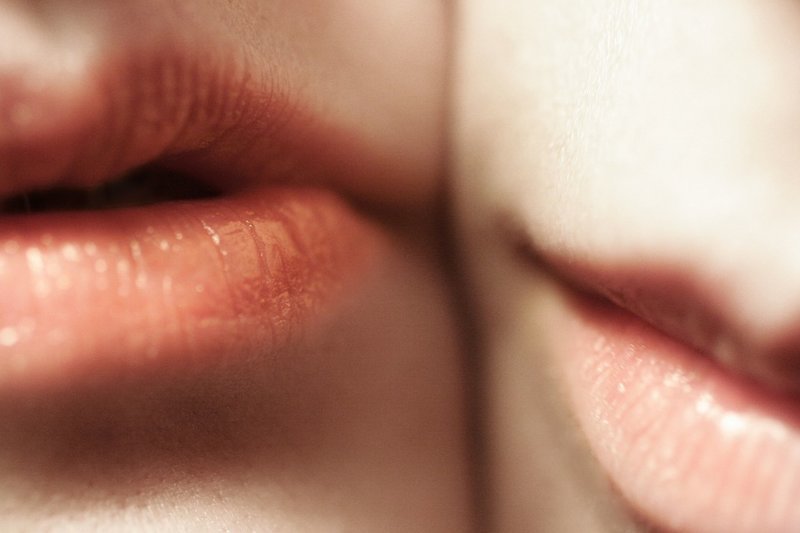 Чем опасны ласки: 6 болезней, которые передаются во время поцелуя