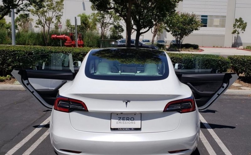 Владельца новой Tesla ждал сюрприз, но заметил он его не сразу
