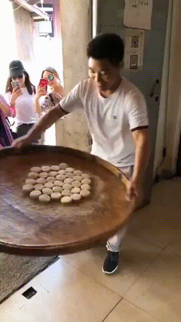 Нестандартный способ привлечь к себе внимание девушек