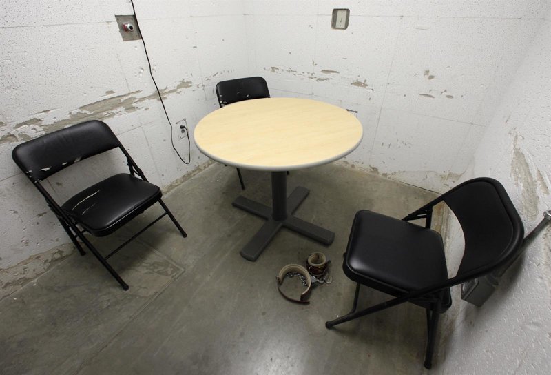 3. Комната для встречи с адвокатом в тюрьме Гуантанамо