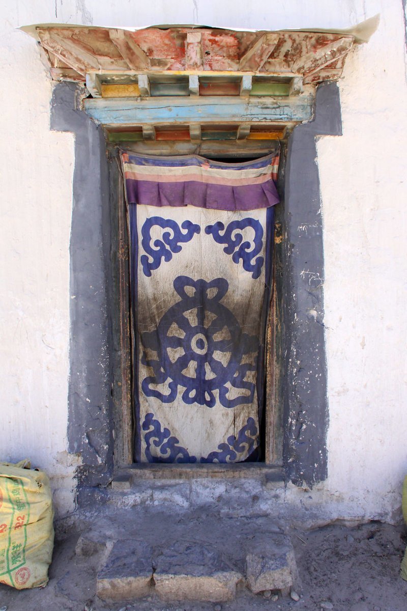 16. Вход в дом в деревне Ньялам, Тибет. Деревня расположена на высоте более 3500 метров над уровнем моря, почти на границе с Непалом