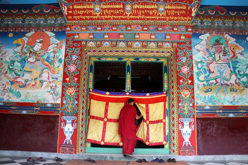 12. Буддийский монах входит в молитвенную комнату монастыря Тарлам в Будханафе, Непал