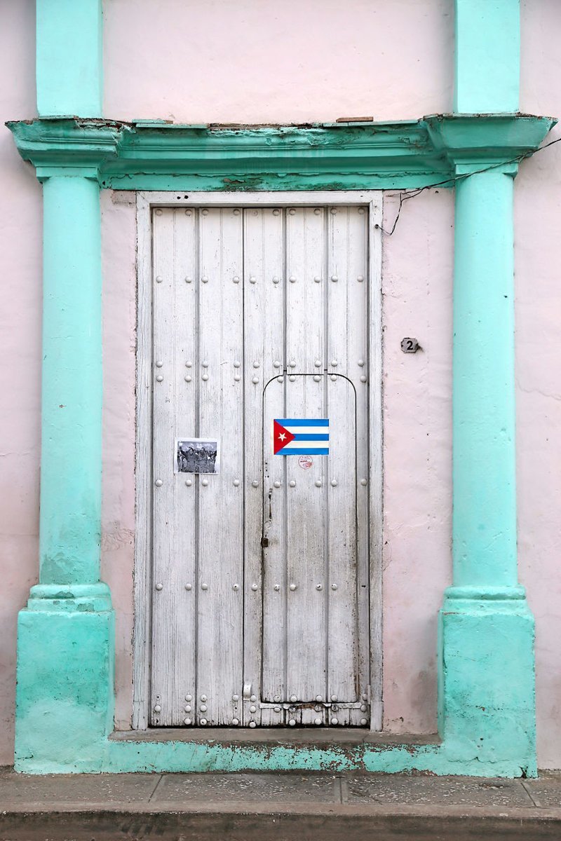 17. Баямо, Куба. На двери дома - национальный флаг