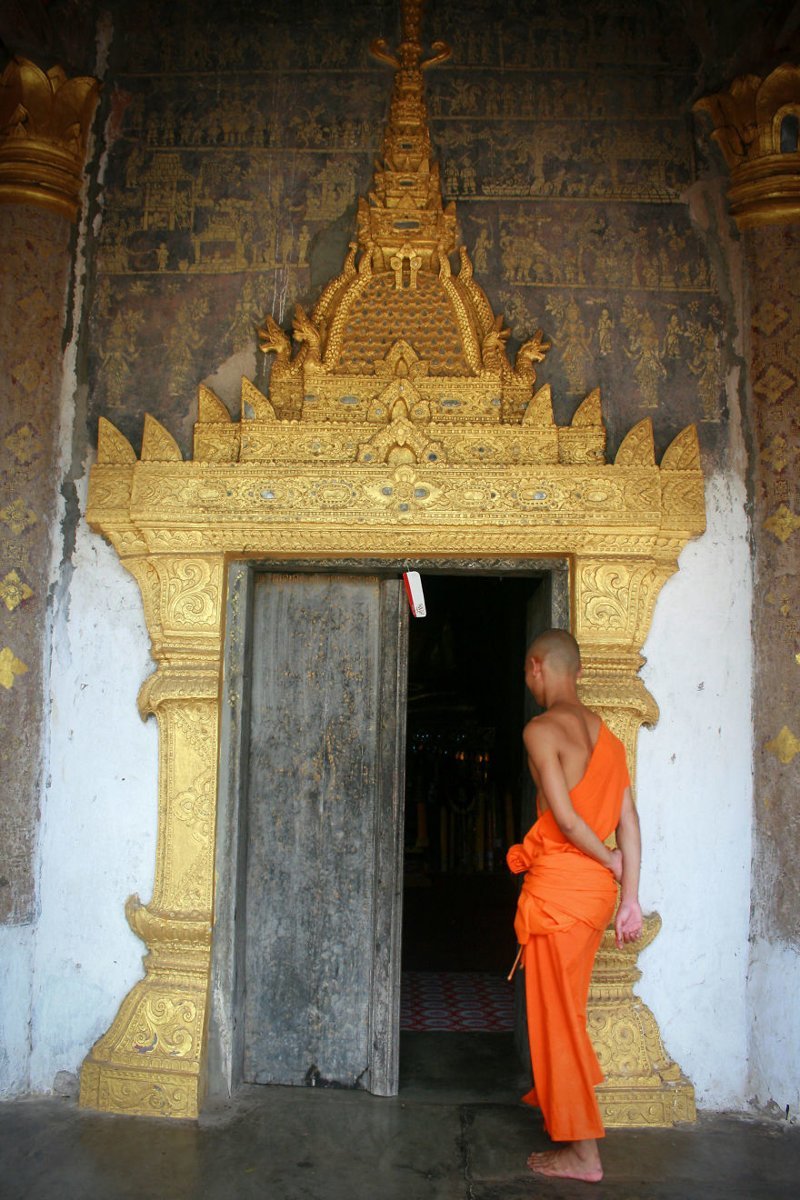 8. Монах приглашает зайти в буддийский храм Ват Сиенгтхонг. Луангпхабанг, Лаос